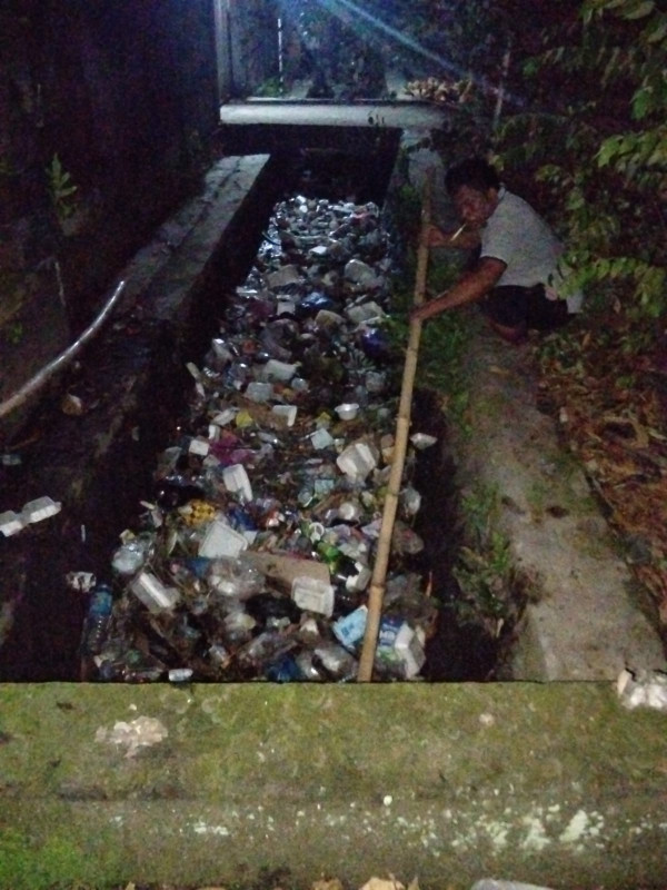 Foto Suasana Gotong Royong Petani, Warga & Kades Sesela, Taufik, S.Pd saat Pembersihan Saluran Irigasi Primer & Gorong-Gorong Ireng Daye pada Minggu (21/12/2025) Pukul: 19.00 Wita (Dok. Pribadi) Foto Suasana Gotong Royong Petani, Warga & Kades Sesela, Taufik, S.Pd saat Pembersihan Saluran Irigasi Primer & Gorong-Gorong Ireng Daye pada Minggu (21/12/2025) Pukul: 19.00 Wita (Dok. Pribadi)